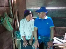 Rafael junto a un adulto mayor en el Cauca