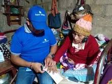 Realizando el proceso de enrolamiento para el programa Adulto Mayor en el Cauca