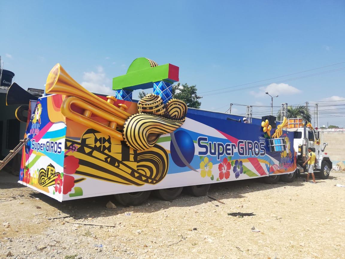 Carroza SuperGIROS en el desfile 2019